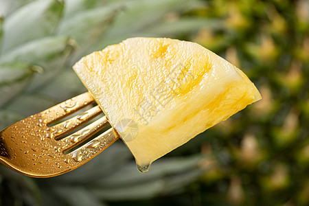金属叉子上的水果菠萝背景