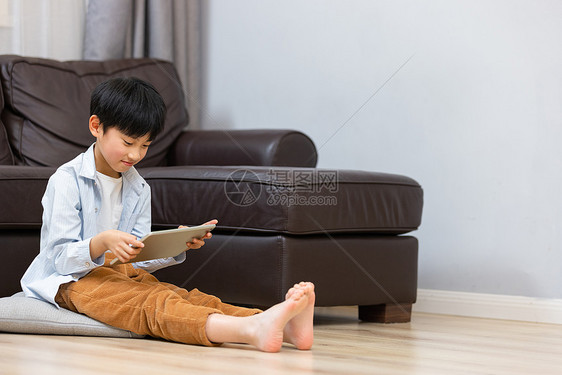 小男孩在家使用平板电脑图片