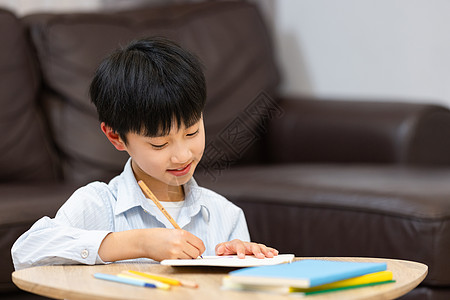 在家学习的小男孩高清图片