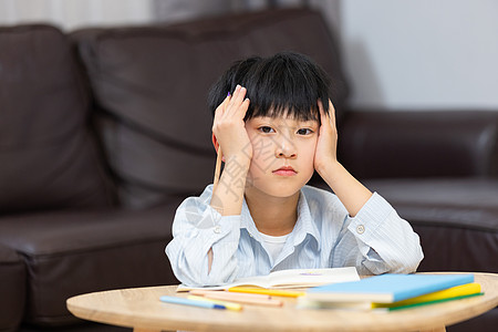 拿着书本小孩做作业遇到难题的小男孩背景