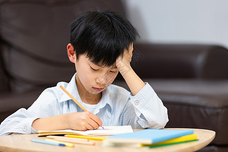 小学生做作业独自在家做作业的小男孩遇到难题背景