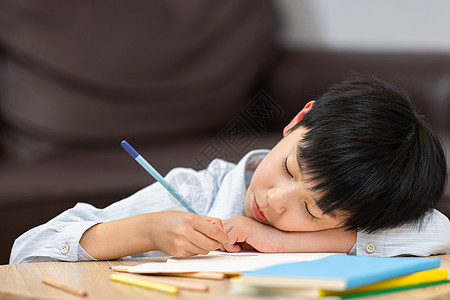 撑头思考儿童独自在家写作业的小男孩背景