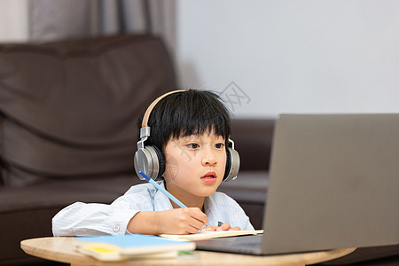小男孩独自一人在家上网课图片