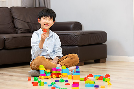 小男孩在家玩积木图片