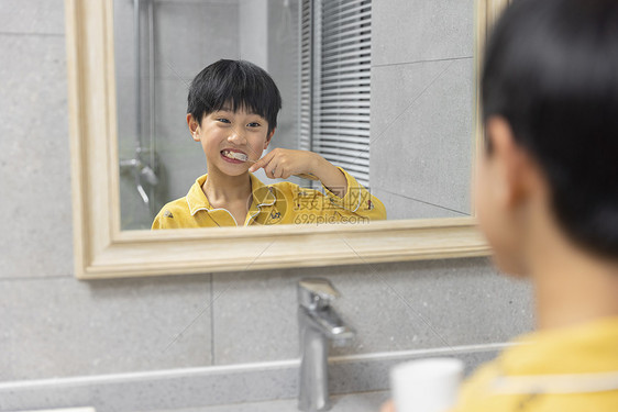 在浴室刷牙的小男孩图片