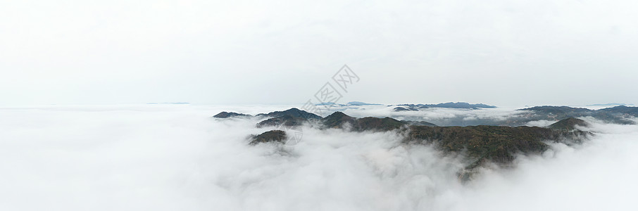 云雾环绕的山峰图片