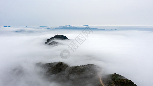 云雾环绕的山峰图片