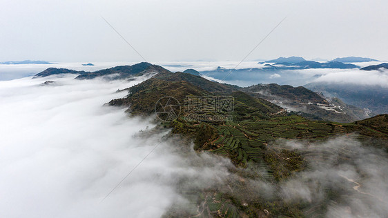 云雾环绕的山峰图片