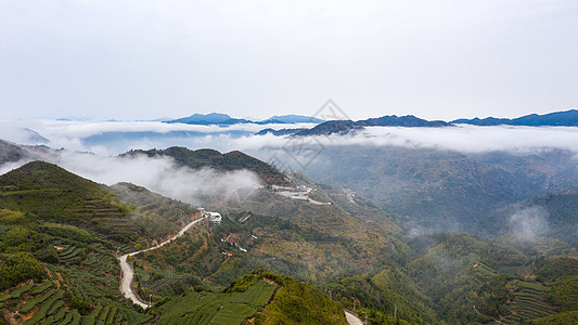 云雾环绕的山峰图片