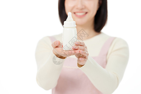 捧着奶瓶微笑的女性图片