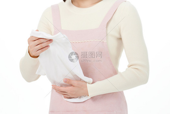 正在整理婴儿服装的家政工图片