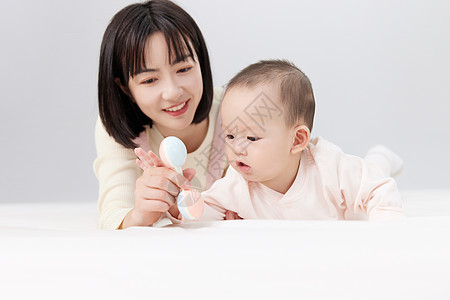 专业服务月嫂与新生婴儿宝宝互动玩耍背景