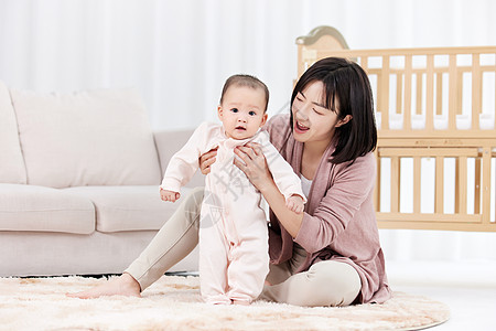 女人走路看手机教新生儿小宝宝走路的女性背景