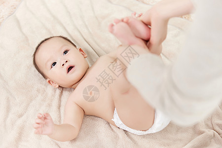 伸展四肢按摩的小宝宝抚触高清图片