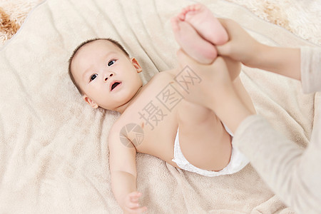 月嫂给婴儿宝宝伸展四肢按摩图片