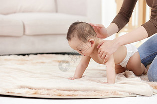 给婴儿擦拭身体乳图片