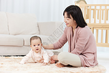 陪婴儿小宝宝玩耍的月嫂图片