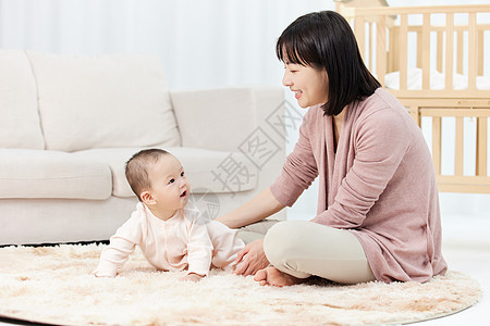 陪婴儿小宝宝玩耍的月嫂图片