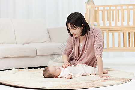 月嫂安抚新生儿宝宝入睡图片