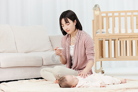 月嫂在家照顾生病的婴儿小宝宝图片