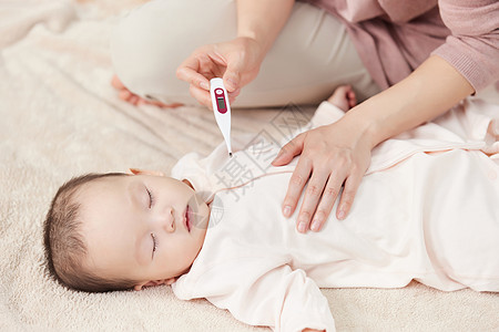 用体温计帮新生儿宝宝测量体温高清图片