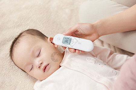 帮婴儿小宝宝测量体温高清图片