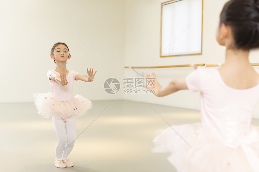 舞蹈室练习芭蕾舞的小女孩