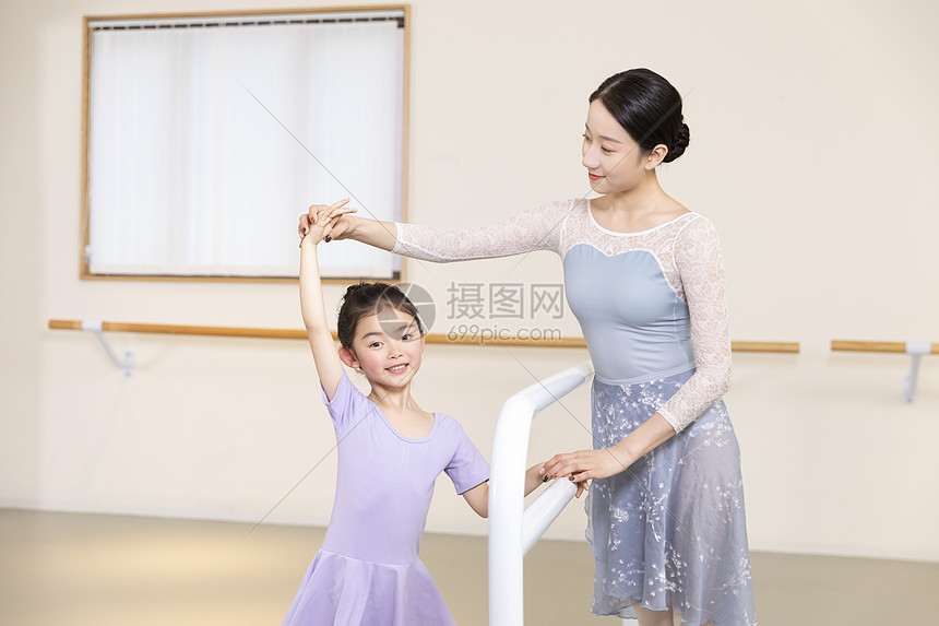 舞蹈老师指导小女孩跳芭蕾舞