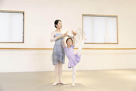儿童舞蹈舞蹈老师指导小女孩跳芭蕾舞背景