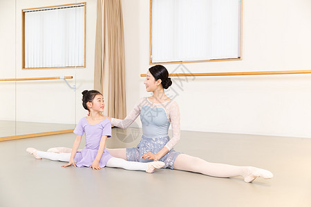 舞蹈老师教小女孩跳芭蕾舞图片