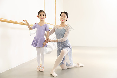 舞蹈老师芭蕾舞老师纠正小女孩芭蕾舞动作背景