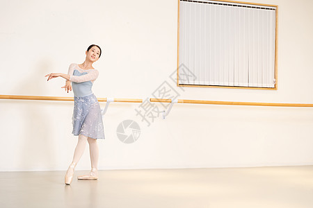 跳芭蕾舞的年轻女性图片