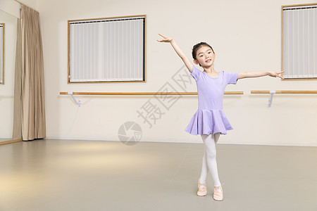 少儿芭蕾舞蹈室练习芭蕾舞的小女孩背景