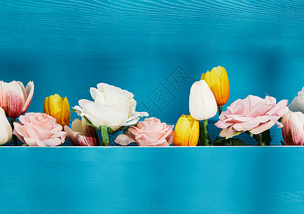 满是鲜花的蓝色背景板图片