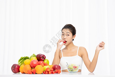 吃蔬菜年轻女性减肥瘦身吃沙拉背景