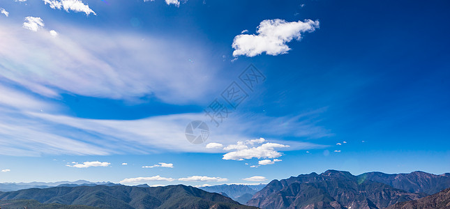 祥云画轴素材拍摄于云南丽江晴空五彩祥云背景