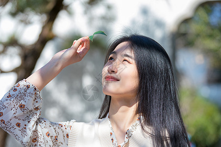 美女大学生一个人旅行逛公园背景图片