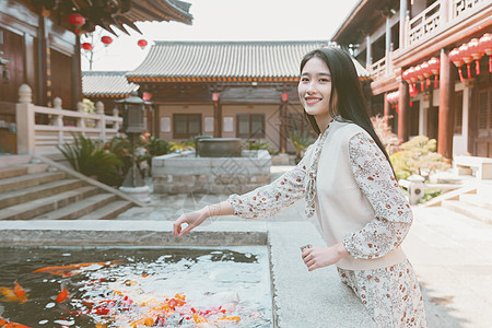 卡通美女与锦鲤美女大学生逛寺庙喂食锦鲤背景