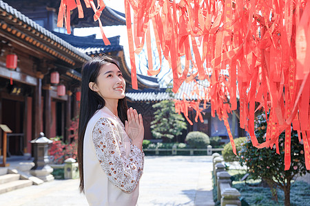 旅行街拍美女大学生一个人旅行逛寺庙祭拜背景