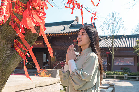 街拍人像美女大学生一个人旅行逛寺庙祭拜背景