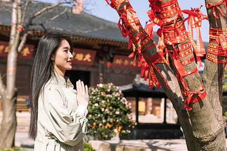 美女大学生一个人旅行逛寺庙祭拜图片