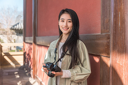 卡通少女美女大学生一个人旅行拍照背景