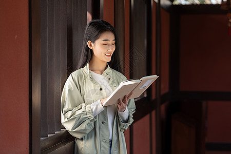 美女游客大学生春游看书高清图片