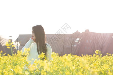 油菜花田美女学生春游图片