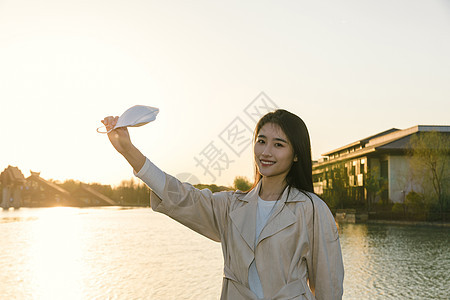 美女大学生旅行摘掉口罩背景图片