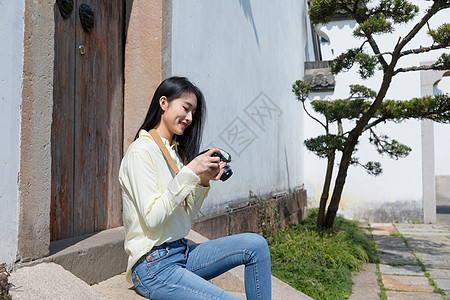 街拍美女大学生一个人旅行拍照背景