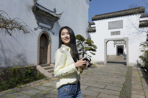 美女大学生一个人旅行拍照图片