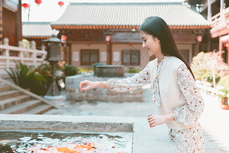 美女大学生逛寺庙喂食金鱼高清图片