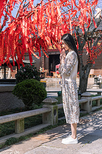 美女大学生一个人旅行逛寺庙祭拜图片