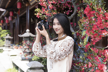 街拍美女大学生一个人旅行拍照背景